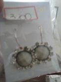 Brinco pedra cinza strass