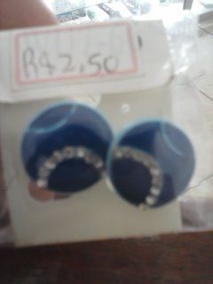 Brinco botao azul strass