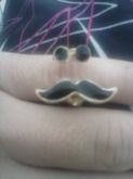 Anel bigode e oculos