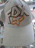bone fox branco